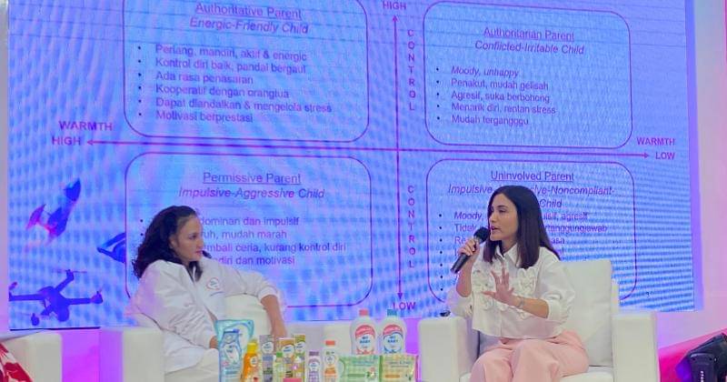 Nadine Chandrawinata bersama Psikolog Anak Samanta Elsener bagikan tips  pola asuh anak dalam MY BABY Momversity 2024 di Bintaro Jaya Xchange, Tangerang Selatan, Sabtu (31/8/24). - Popmama.com/Salsyabila Sukmaningrum